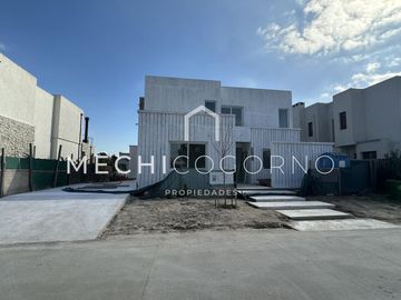 Casa en venta de 4 dormitorios a la laguna en Laguna Grande