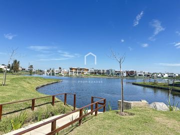 Casa en venta de 4 dormitorios a la laguna en Laguna Grande