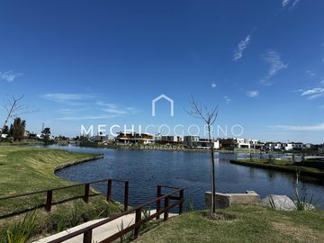 Casa en venta de 4 dormitorios a la laguna en Laguna Grande