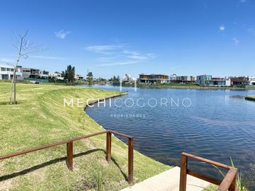 Casa en venta de 4 dormitorios a la laguna en Laguna Grande