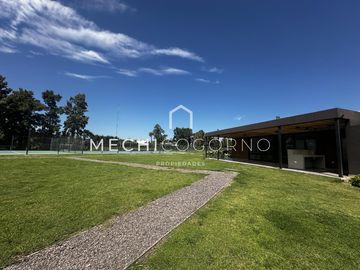 Casa en venta de 4 dormitorios a la laguna en Laguna Grande
