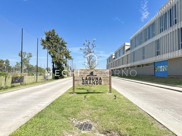 Casa en venta de 4 dormitorios a la laguna en Laguna Grande