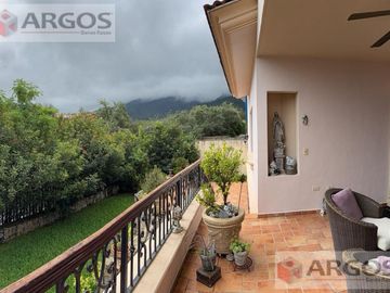 CASA EN VENTA EN SIERRA ALTA 1ER SECTOR