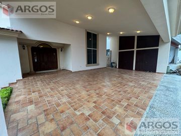CASA EN VENTA EN SIERRA ALTA 1ER SECTOR