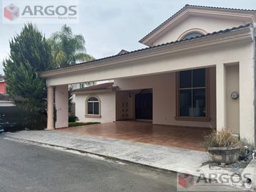 CASA EN VENTA EN SIERRA ALTA 1ER SECTOR
