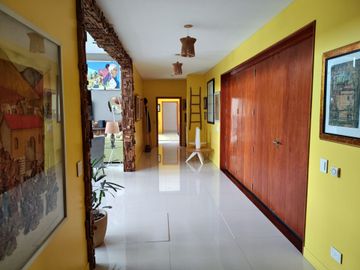 LUJOSA E IMPONENTE CASA EN FINCAS DE SAN VICENTE