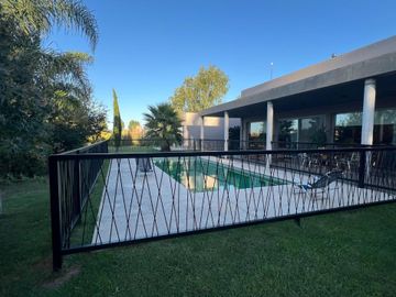 LUJOSA E IMPONENTE CASA EN FINCAS DE SAN VICENTE