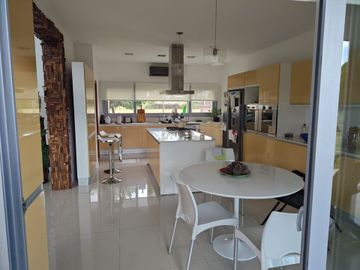 LUJOSA E IMPONENTE CASA EN FINCAS DE SAN VICENTE