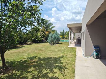 LUJOSA E IMPONENTE CASA EN FINCAS DE SAN VICENTE