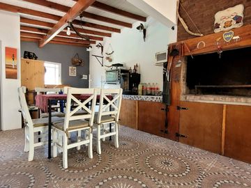 CASA 4 AMBIENTES JARDIN PILETA PERMUTA MERLO