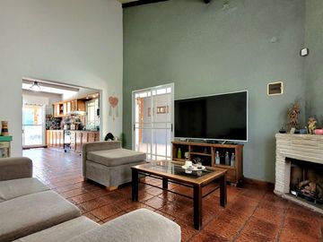 CASA 4 AMBIENTES JARDIN PILETA PERMUTA MERLO