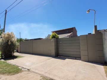 CASA 4 AMBIENTES JARDIN PILETA PERMUTA MERLO