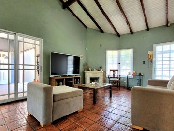 CASA 4 AMBIENTES JARDIN PILETA PERMUTA MERLO