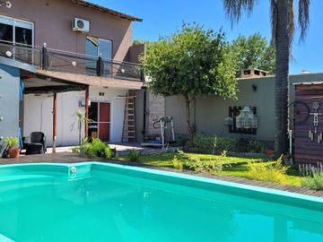 CASA 4 AMBIENTES JARDIN PILETA PERMUTA MERLO