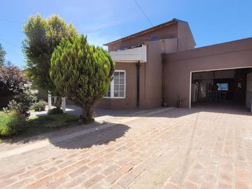 CASA 4 AMBIENTES JARDIN PILETA PERMUTA MERLO