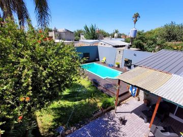 CASA 4 AMBIENTES JARDIN PILETA PERMUTA MERLO