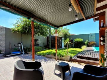 CASA 4 AMBIENTES JARDIN PILETA PERMUTA MERLO