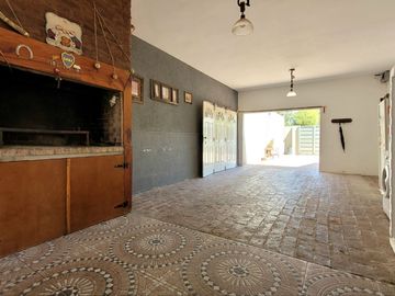 CASA 4 AMBIENTES JARDIN PILETA PERMUTA MERLO