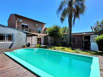 CASA 4 AMBIENTES JARDIN PILETA PERMUTA MERLO