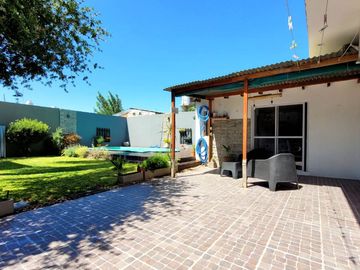 CASA 4 AMBIENTES JARDIN PILETA PERMUTA MERLO