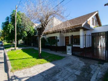 Casa en venta en City Bell entre caminos