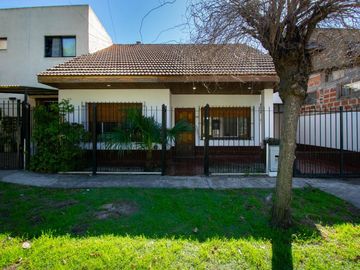 Casa en venta en City Bell entre caminos