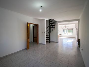 Casa en venta en City Bell entre caminos