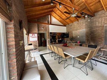 Casas en venta con patio y pileta en Tolosa