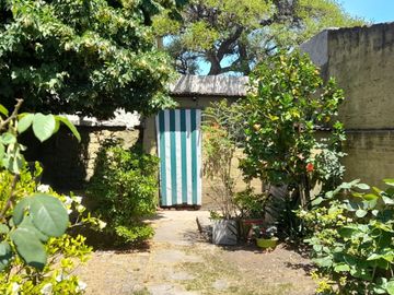 CASA S.LOTE PROPIO, COCHERA P. DOS AUTOS Y JARDIN
