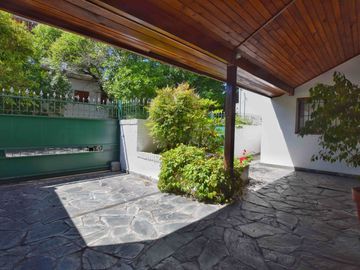 Casa 4 dormitorios venta La Plata jardín y pileta