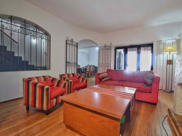 Casa 4 dormitorios venta La Plata jardín y pileta