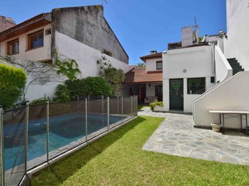 Casa 4 dormitorios venta La Plata jardín y pileta