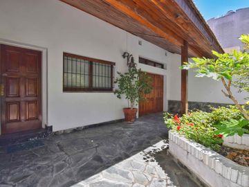 Casa 4 dormitorios venta La Plata jardín y pileta