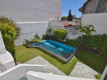 Casa 4 dormitorios venta La Plata jardín y pileta