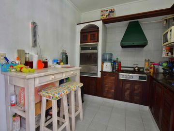 Casa 4 dormitorios venta La Plata jardín y pileta