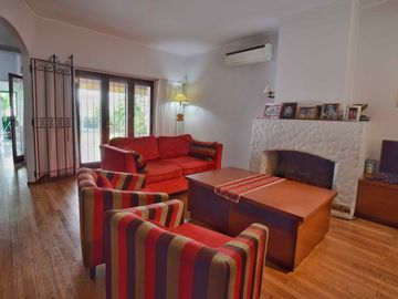 Casa 4 dormitorios venta La Plata jardín y pileta
