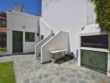 Casa 4 dormitorios venta La Plata jardín y pileta