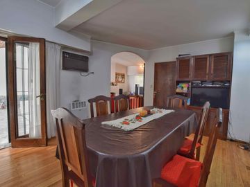 Casa 4 dormitorios venta La Plata jardín y pileta