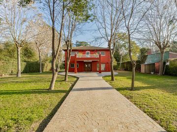 CASA 4 AMBIENTES CON IMPORTANTE JARDIN Y PISCINA