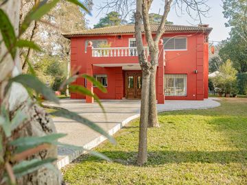CASA 4 AMBIENTES CON IMPORTANTE JARDIN Y PISCINA