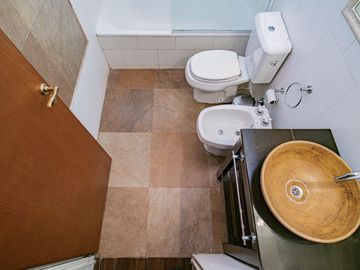 CASA 4 AMBIENTES CON IMPORTANTE JARDIN Y PISCINA