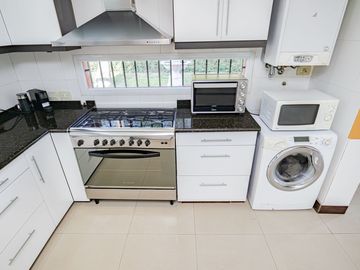 CASA 4 AMBIENTES CON IMPORTANTE JARDIN Y PISCINA