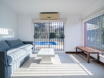 CASA 4 AMBIENTES CON IMPORTANTE JARDIN Y PISCINA