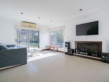 CASA 4 AMBIENTES CON IMPORTANTE JARDIN Y PISCINA