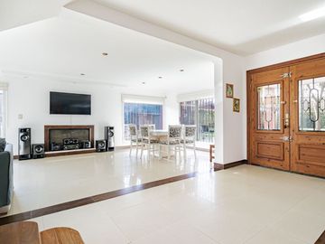 CASA 4 AMBIENTES CON IMPORTANTE JARDIN Y PISCINA