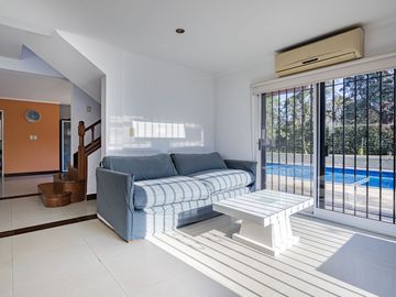 CASA 4 AMBIENTES CON IMPORTANTE JARDIN Y PISCINA