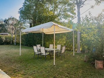 CASA 4 AMBIENTES CON IMPORTANTE JARDIN Y PISCINA