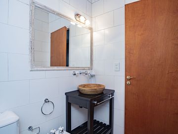 CASA 4 AMBIENTES CON IMPORTANTE JARDIN Y PISCINA