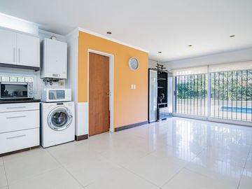 CASA 4 AMBIENTES CON IMPORTANTE JARDIN Y PISCINA