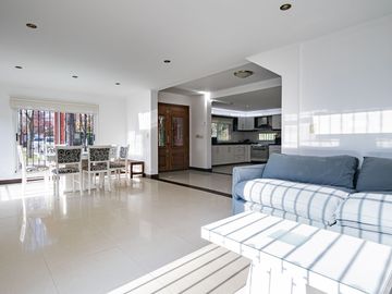 CASA 4 AMBIENTES CON IMPORTANTE JARDIN Y PISCINA